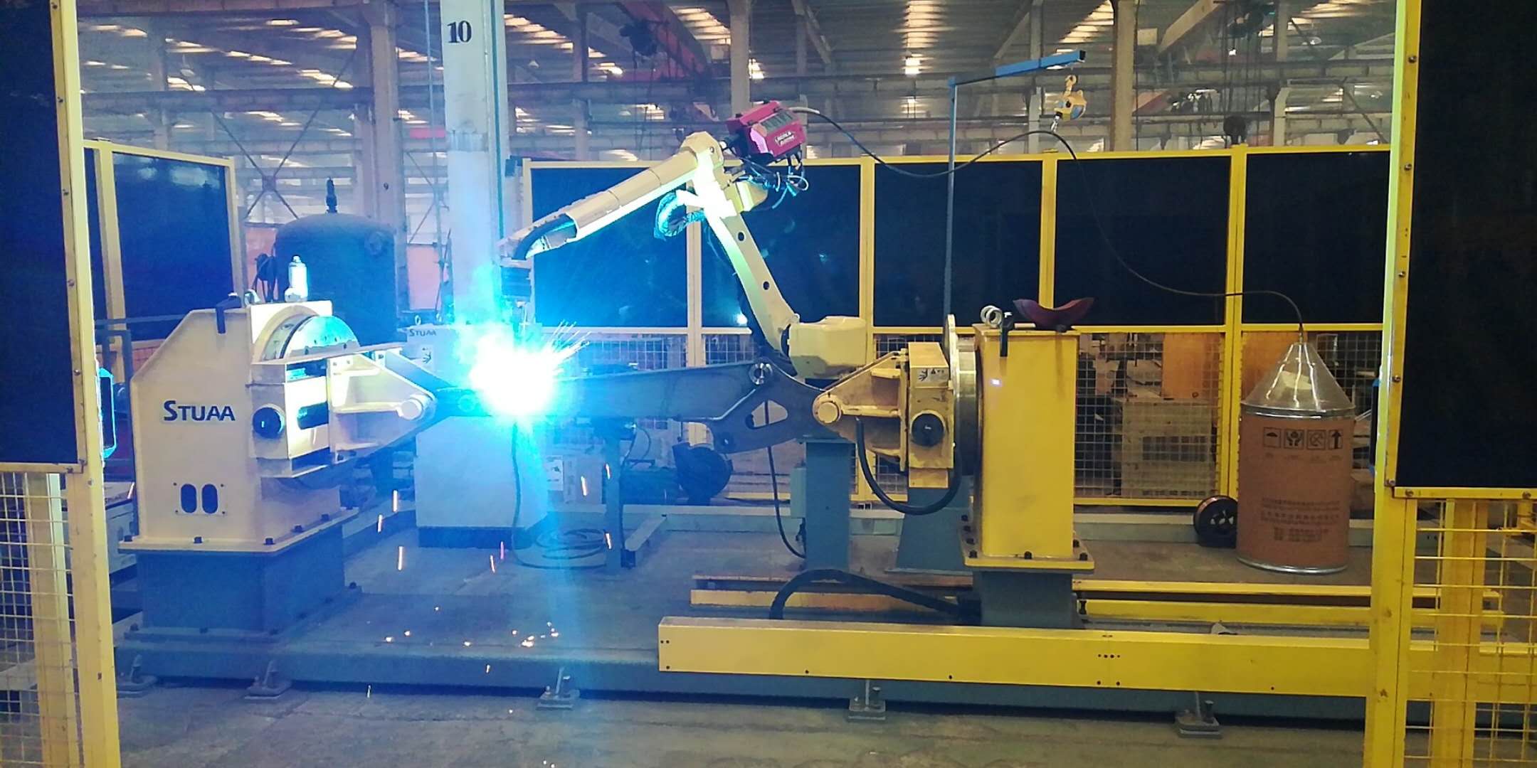 robô de soldagem a arco  Arc welding robot